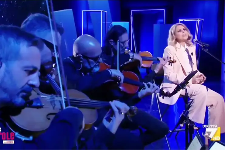 Tosca performing live on stage with Ondanueve String Quartet