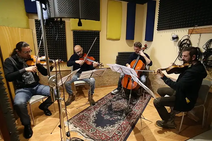 Ondanueve during a studio recording session